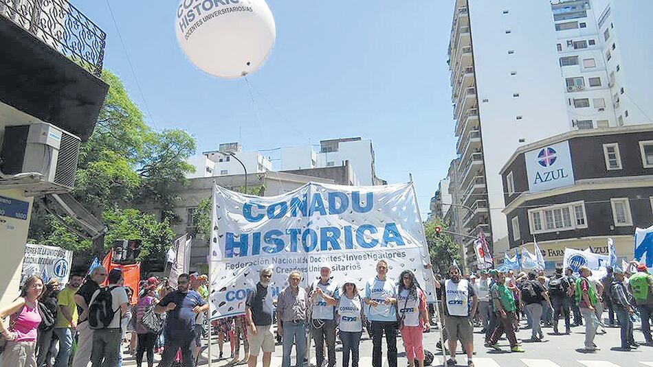 Los docentes universitarios exigen un aumento salarial del 25 por ciento.