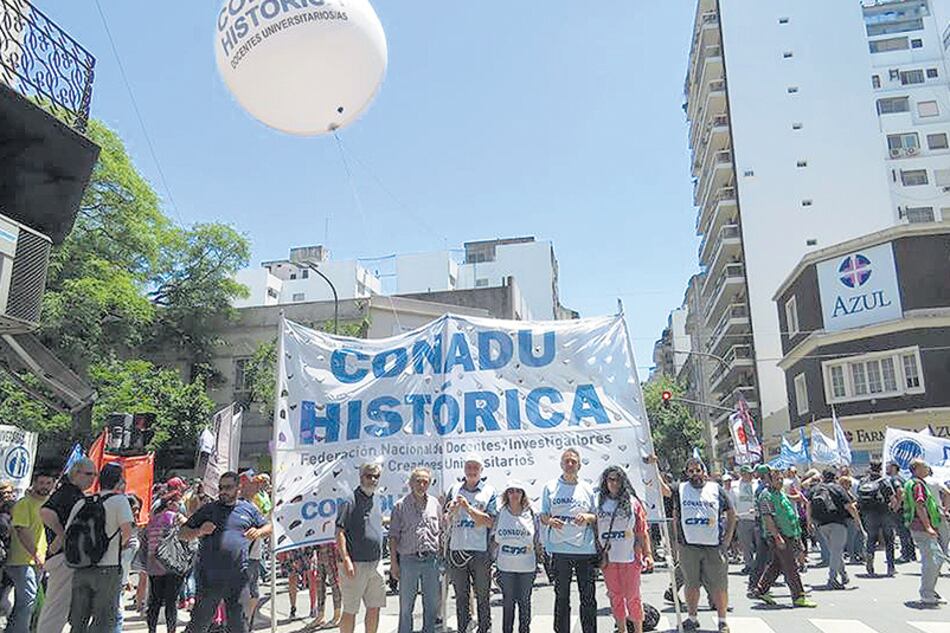 Los docentes universitarios exigen un aumento salarial del 25 por ciento.