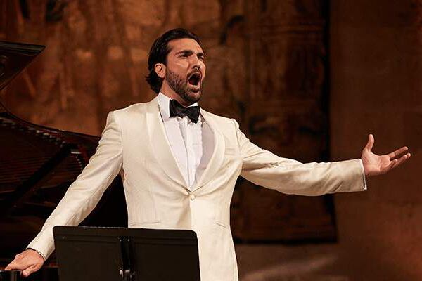 Una presencia descollante y una voz atractiva se conjugan en Tetelman.