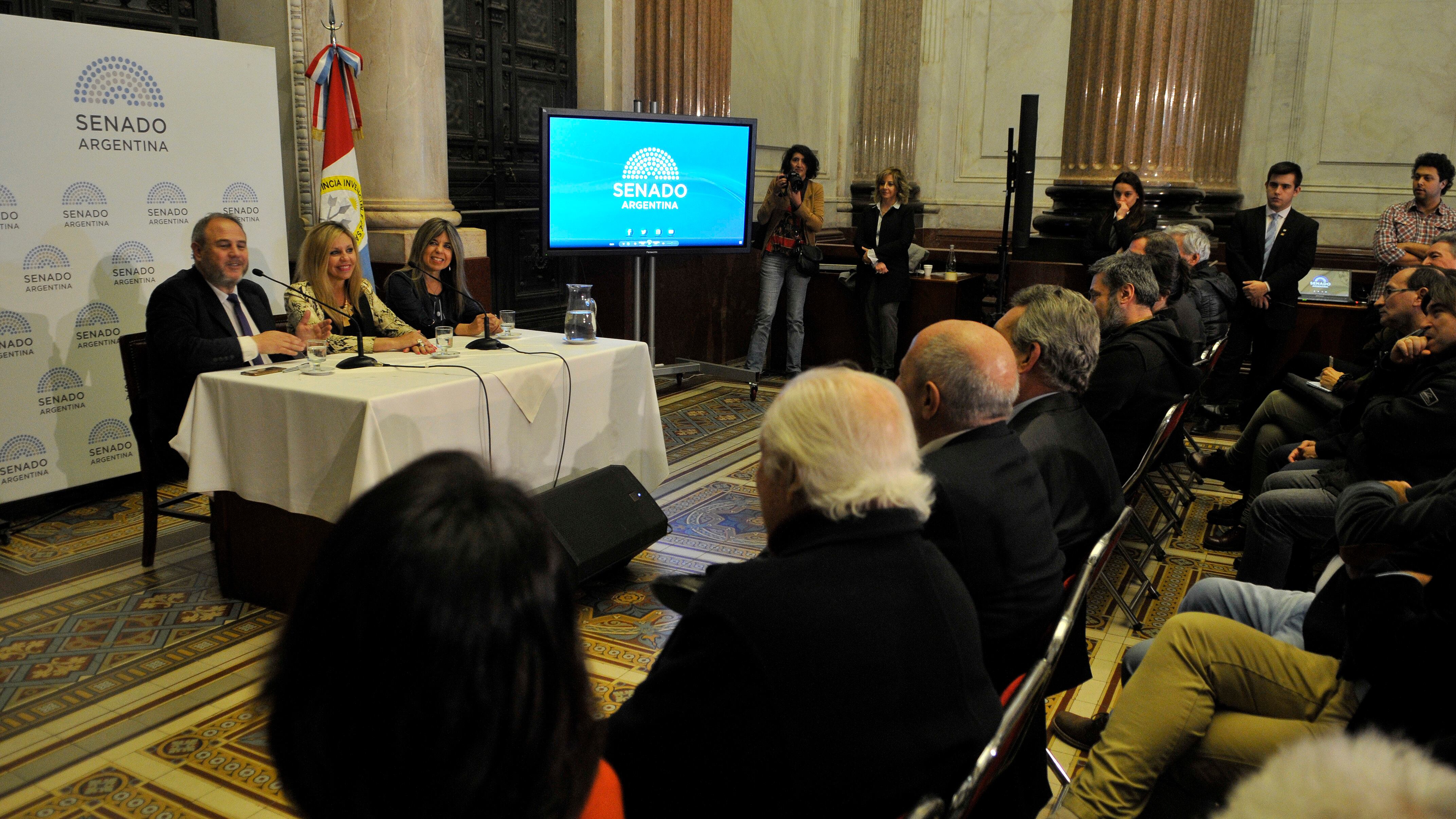 Pablo Feldman, la senadora Sacnun y Nora Veiras durante el acto. 