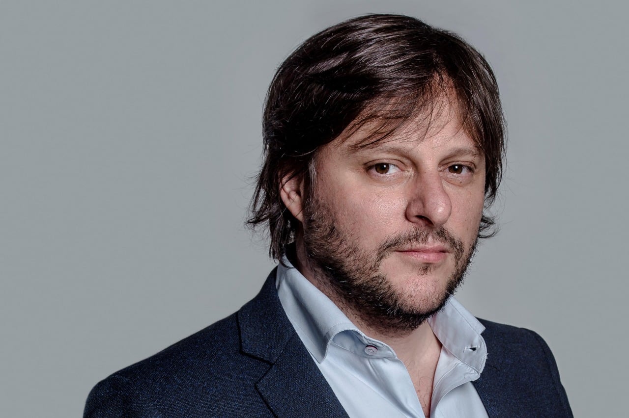  "Alberto tiene una sensibilidad artística que lo hace percibir la vibración de una cuerda de la sociedad que otros dirigentes políticos no perciben. Porque la sociedad vibra en distintas frecuencias". 