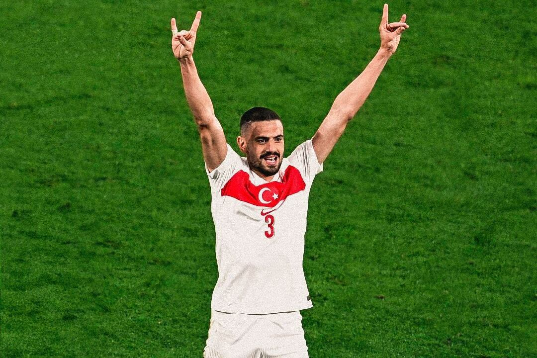 Merih Demiral y su gesto de los Lobos Grises de Turquía.