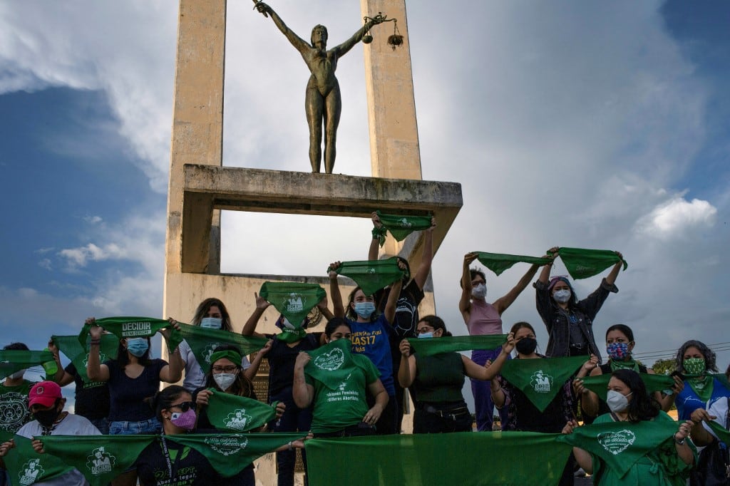 Una protesta por la legalización del aborto en la Plaza de la Constitución, en El Salvador.