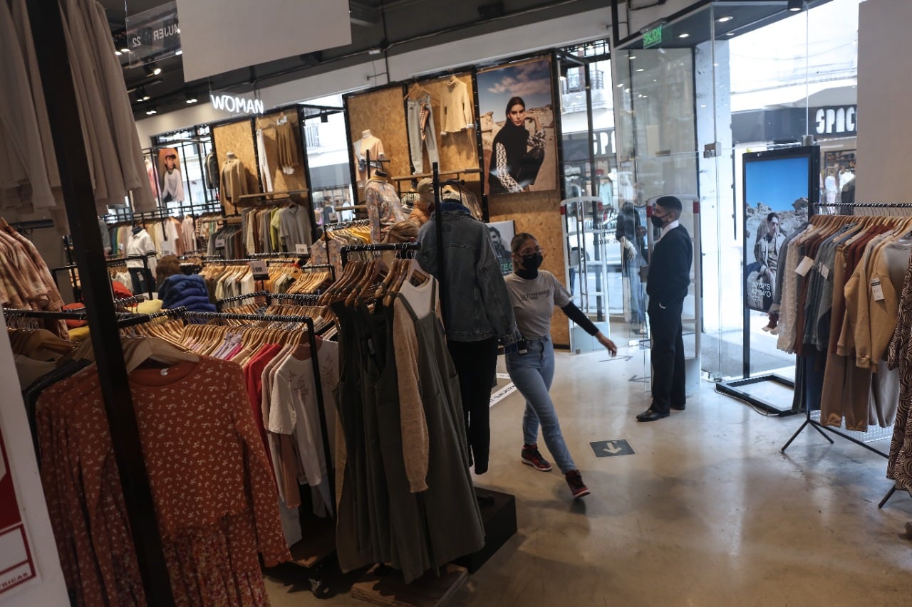 Interanualmente las mayores caídas fueron para indumentaria y textil y calzado y marroquinería. 