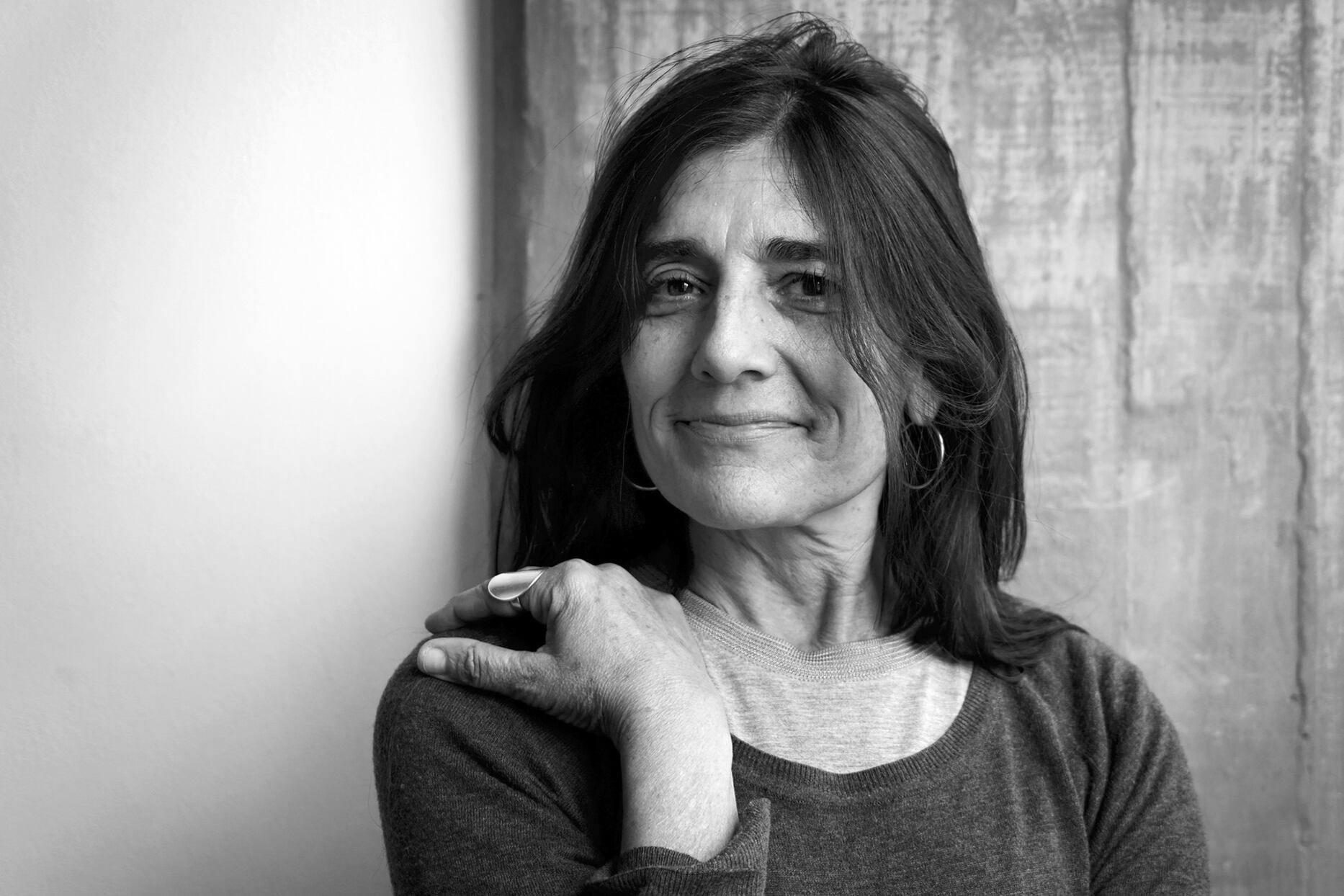 Laura Vilche es periodista, fue maestra y De Negro a color es su tercer libro.