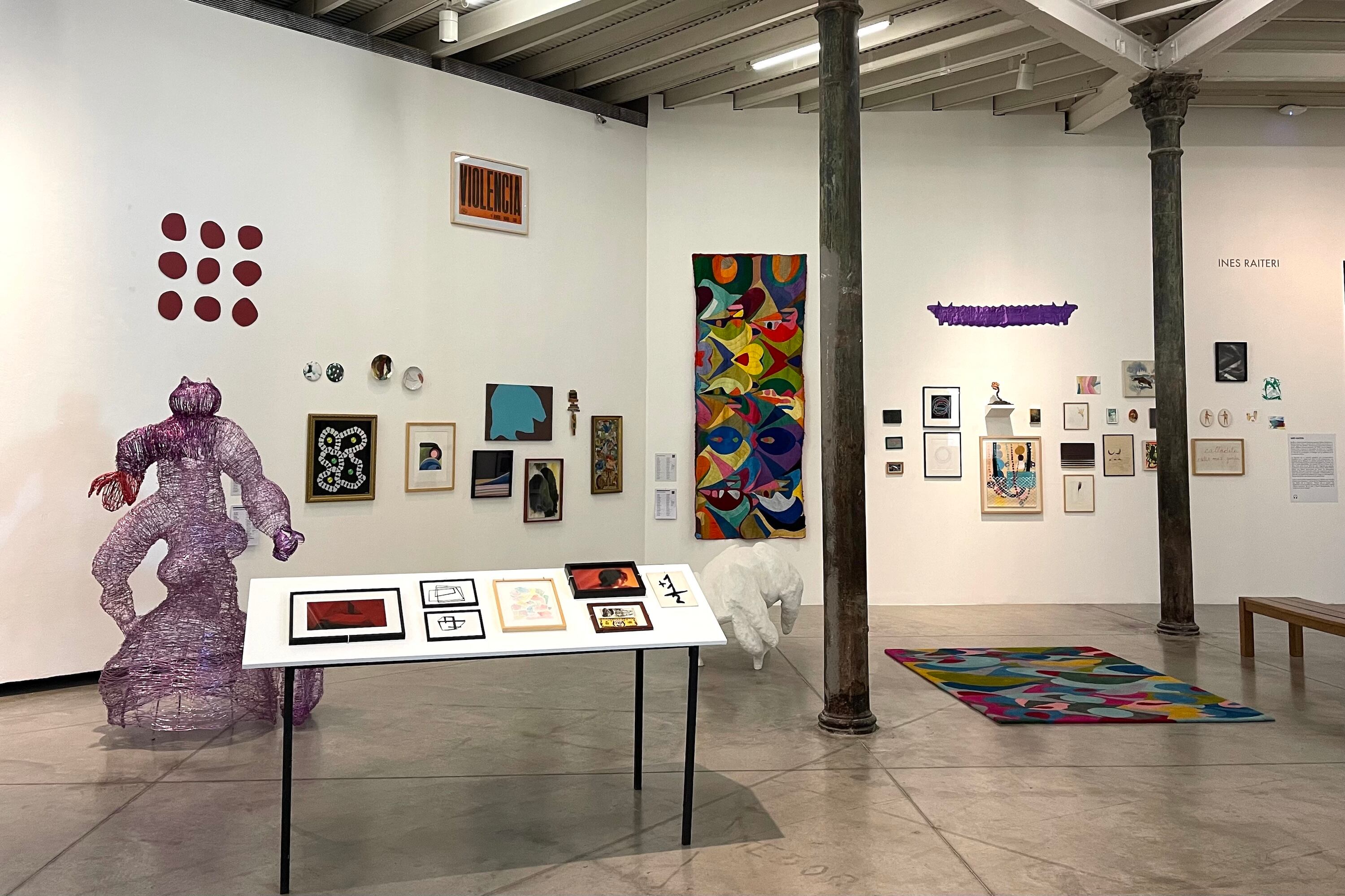 Parte de las colecciones de Marina de Caro e Inés Raiteri. Abajo: Vista parcial de la colección de Gachi Hasper.