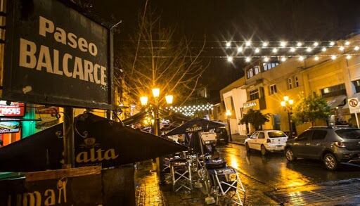 Se deberá respetar el distanciamiento entre mesas