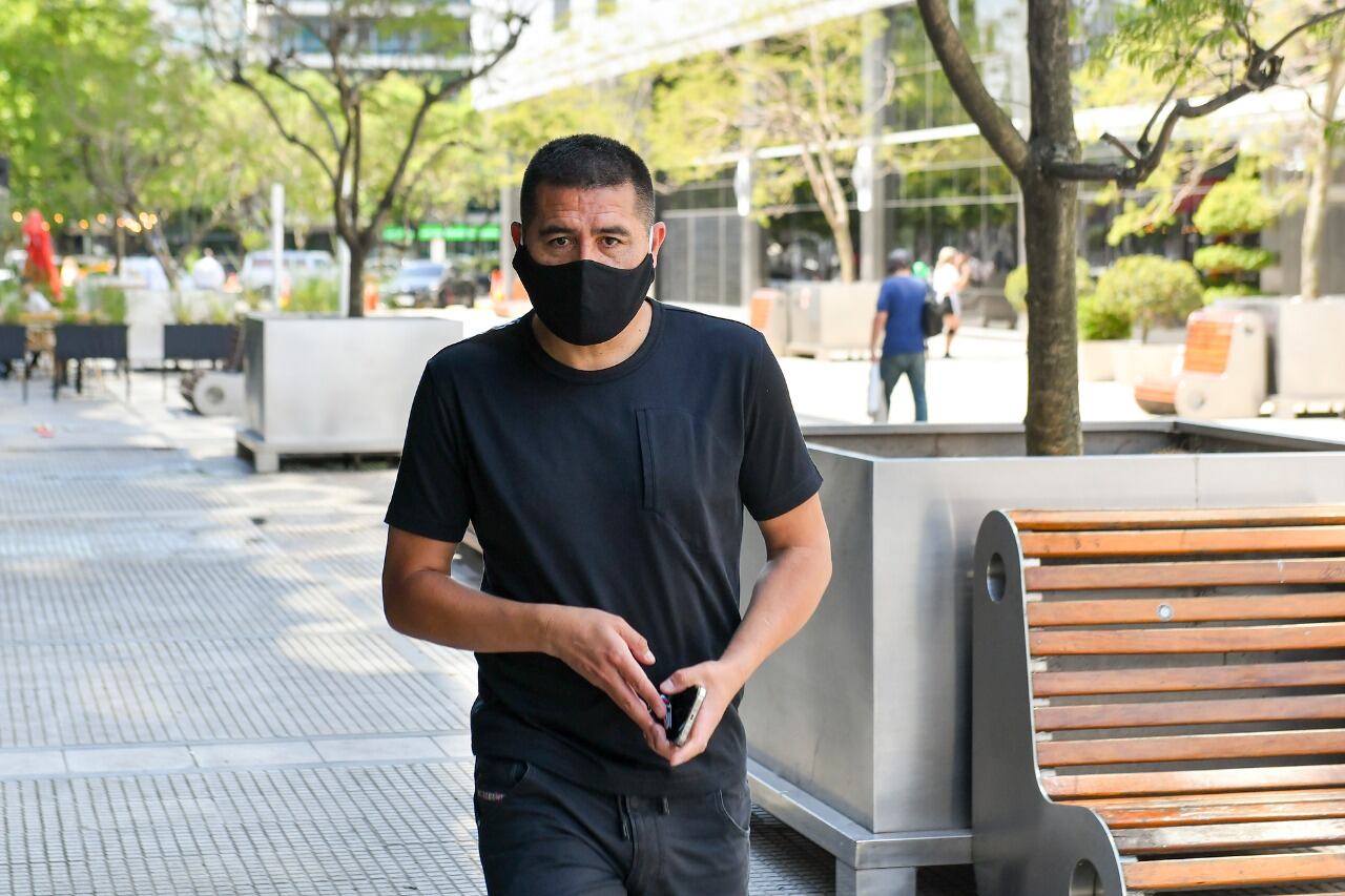 Román dio positivo de covid-19 y está asintomático.