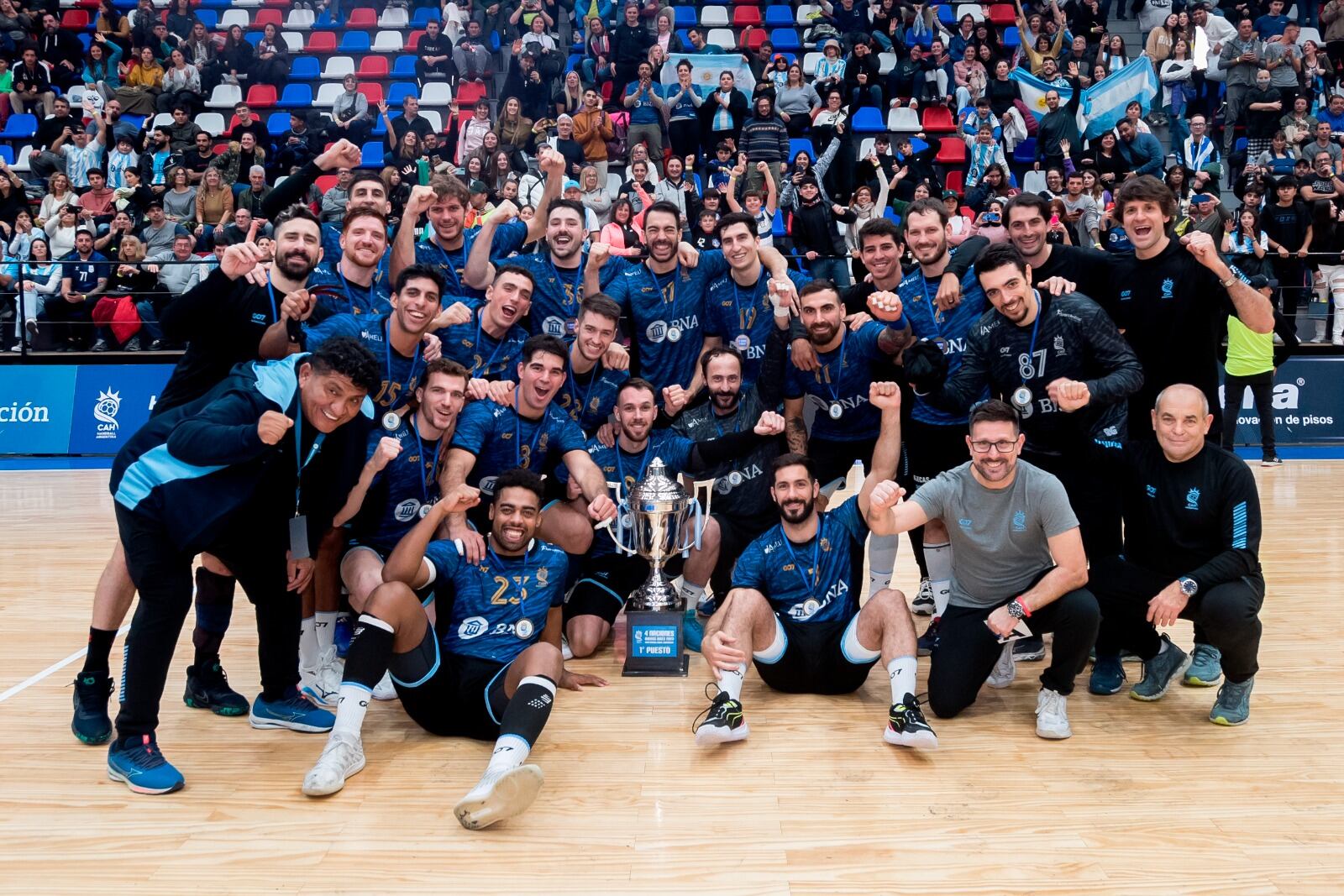 Los Gladiadores festejan el título obtenido ante Cuba.