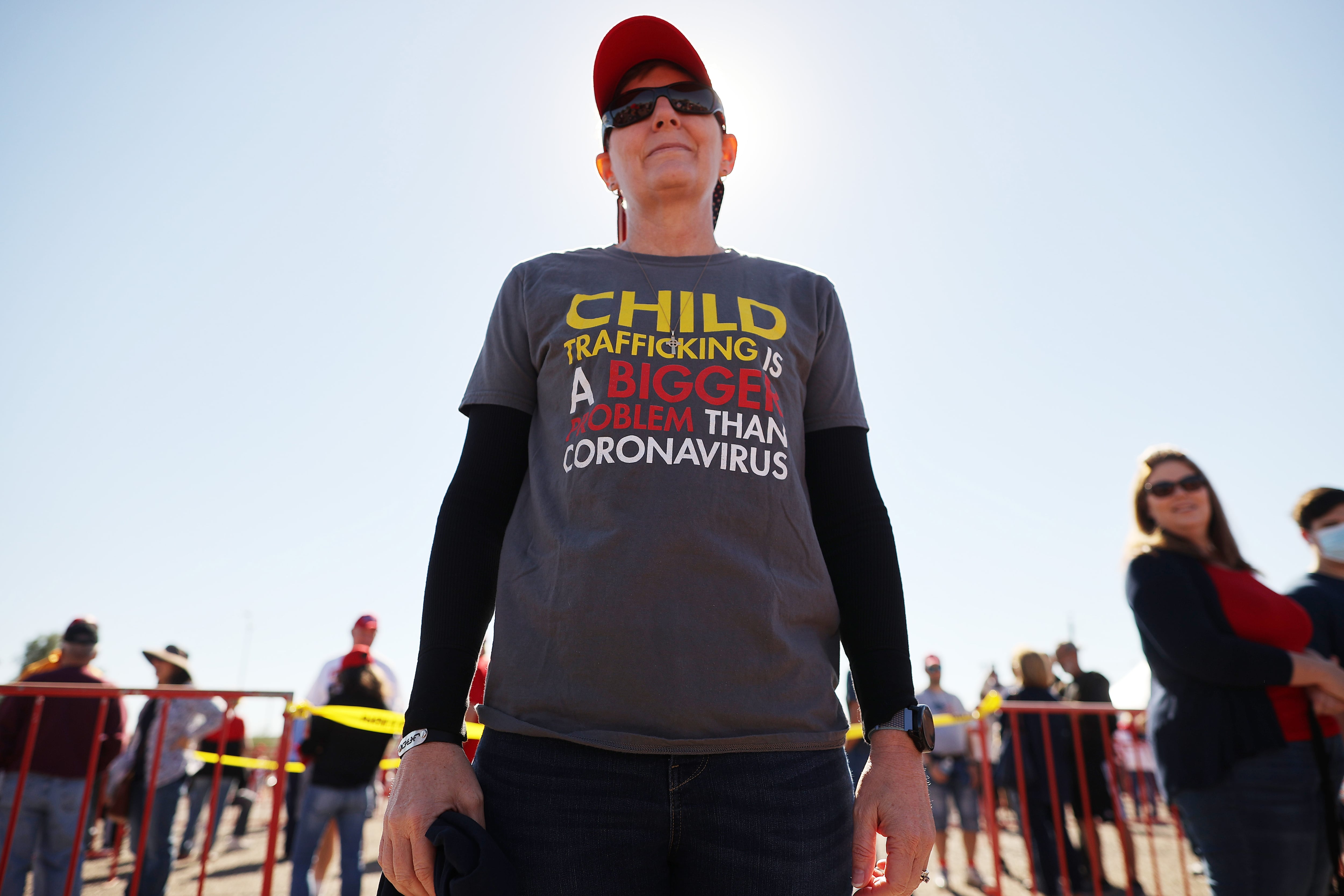 En un acto trumpista, una remera sobre el tráfico de niños, un tema de QAnon.