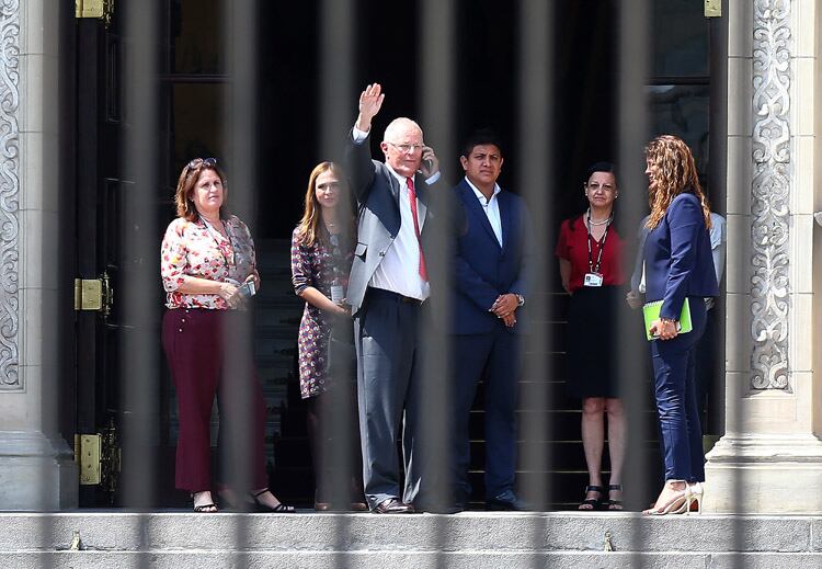 Kuczynski saluda en la puerta de la Casa de Gobierno, tras adelantarle su renuncia al gabinete.