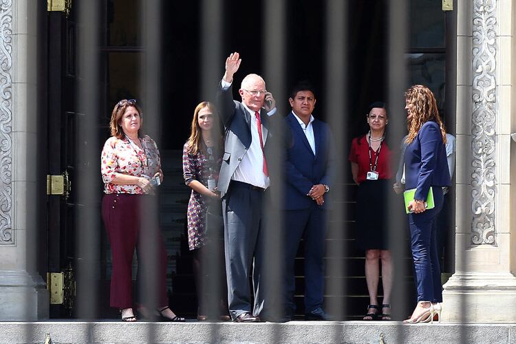 Kuczynski saluda en la puerta de la Casa de Gobierno, tras adelantarle su renuncia al gabinete.