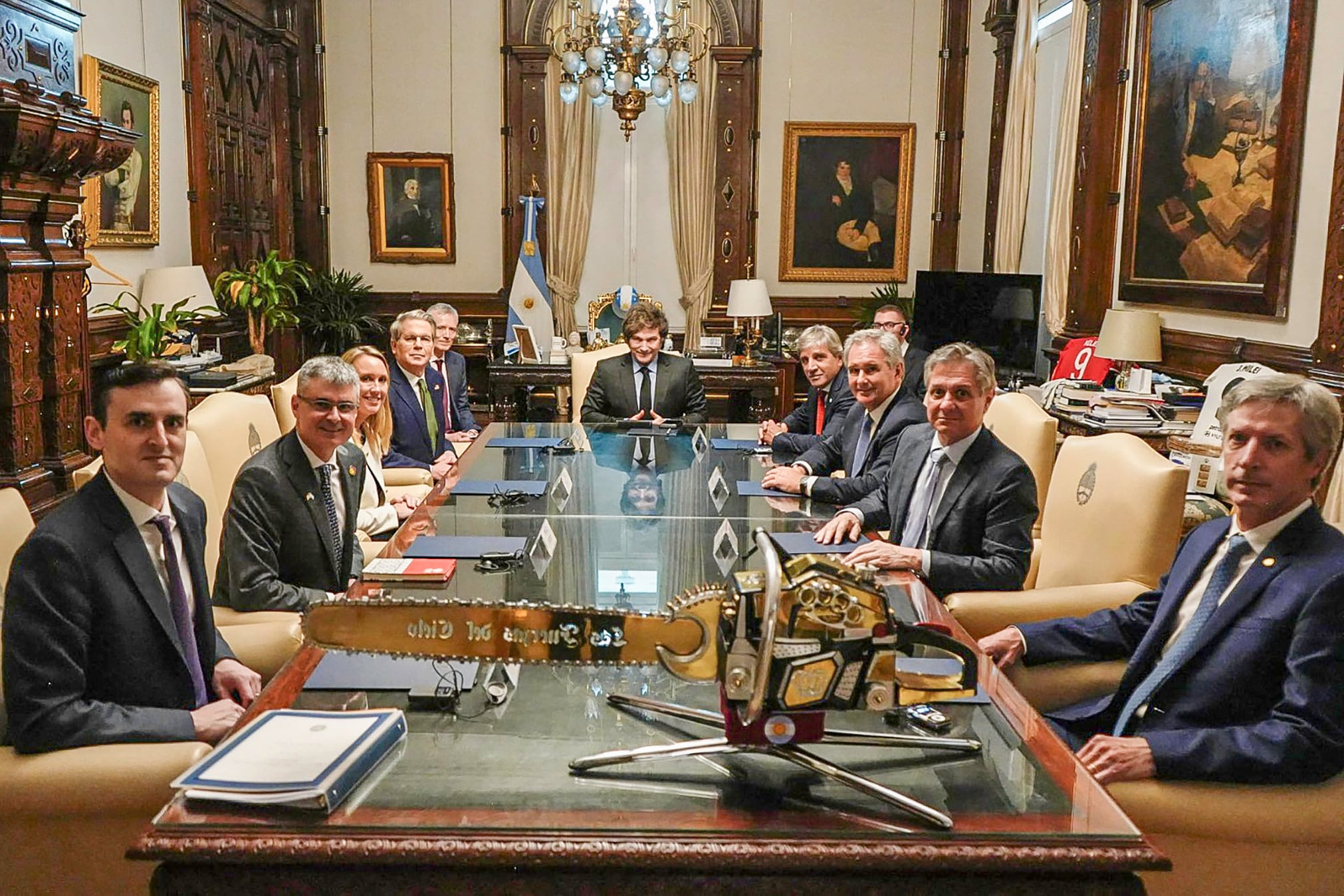 La Motosierra en primer plano, para tortura de Manuel Belgrano y Mariano Moreno. 