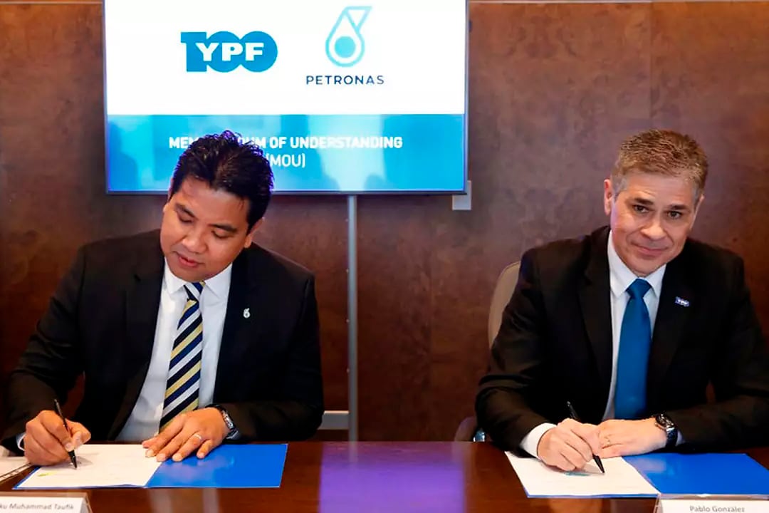 Los presidentes de Petronas y de YPF firmaron el acuerdo de entendimiento en septiembre de 2022