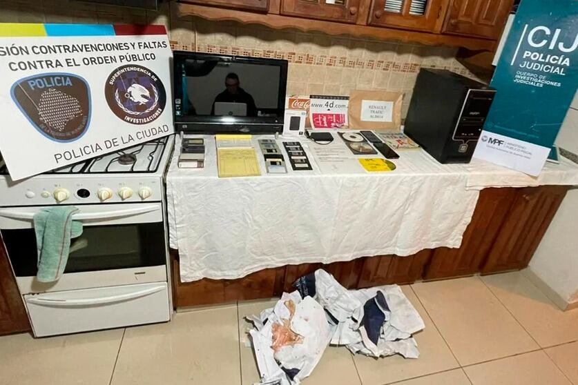 La Justicia porteña mandó allanar la vivienda de Darío Méndez, el dueño del galpón desde donde salieron los fijadores que pegaron los afiches.