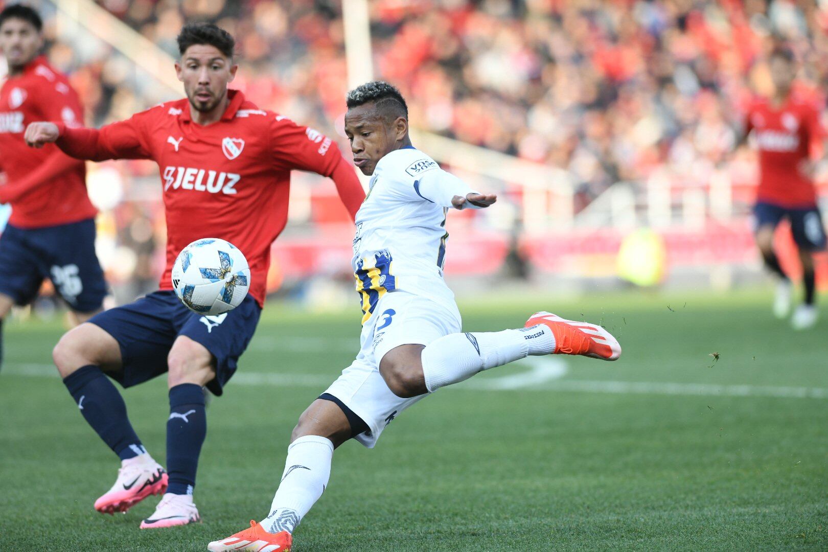 Campaz intentó desequilibrar en el segundo tiempo pero no alcanzó.