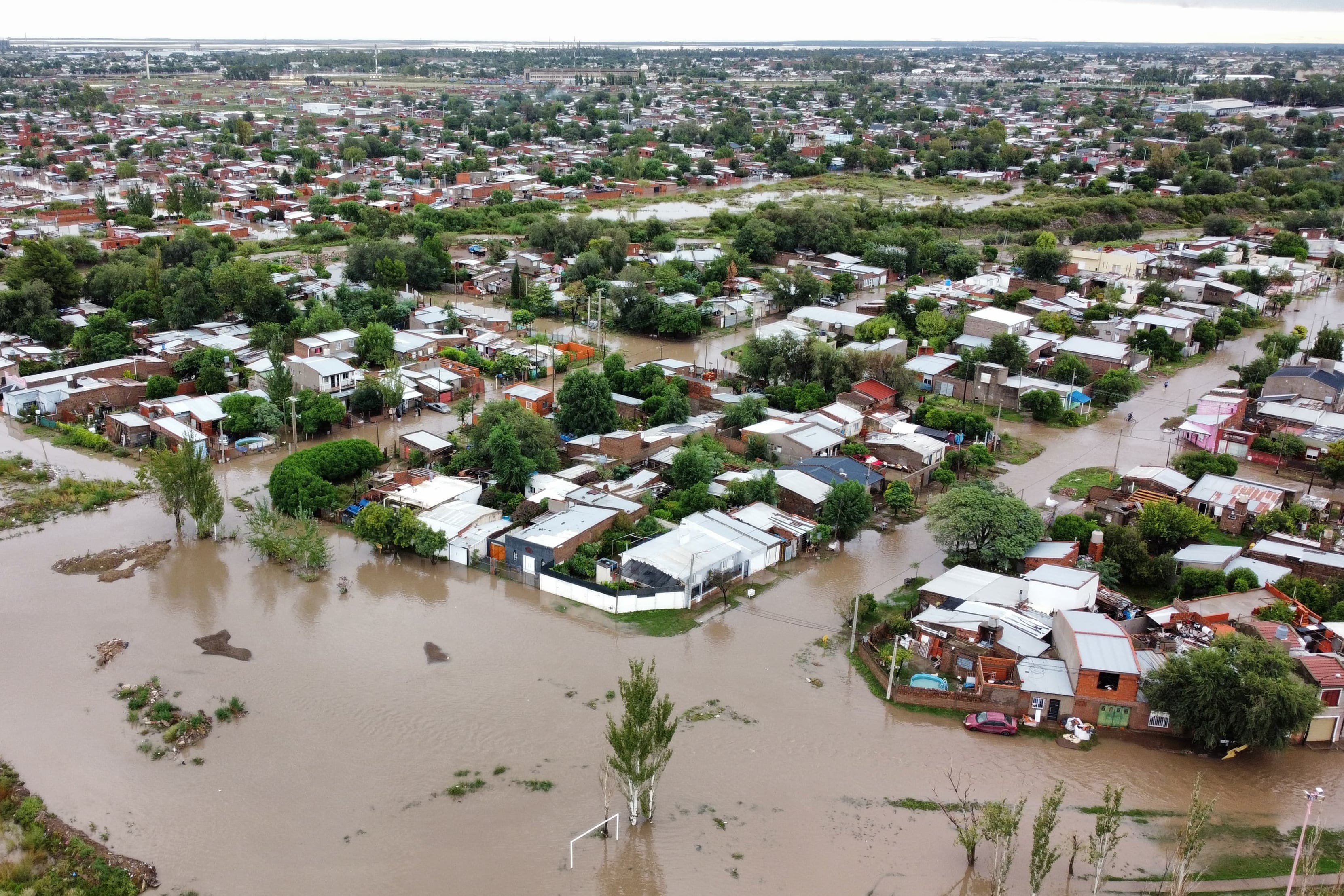 Bahía Blanca sigue luchando para recomponerse de las inundaciones.