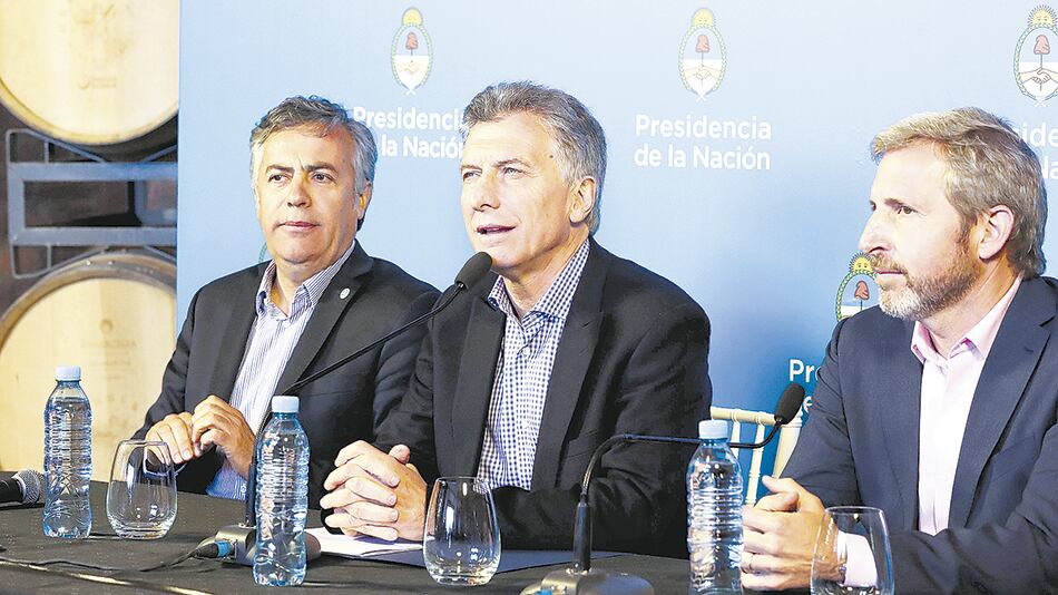 El radicalismo aspira a ubicar a Cornejo en la fórmula presidencial.