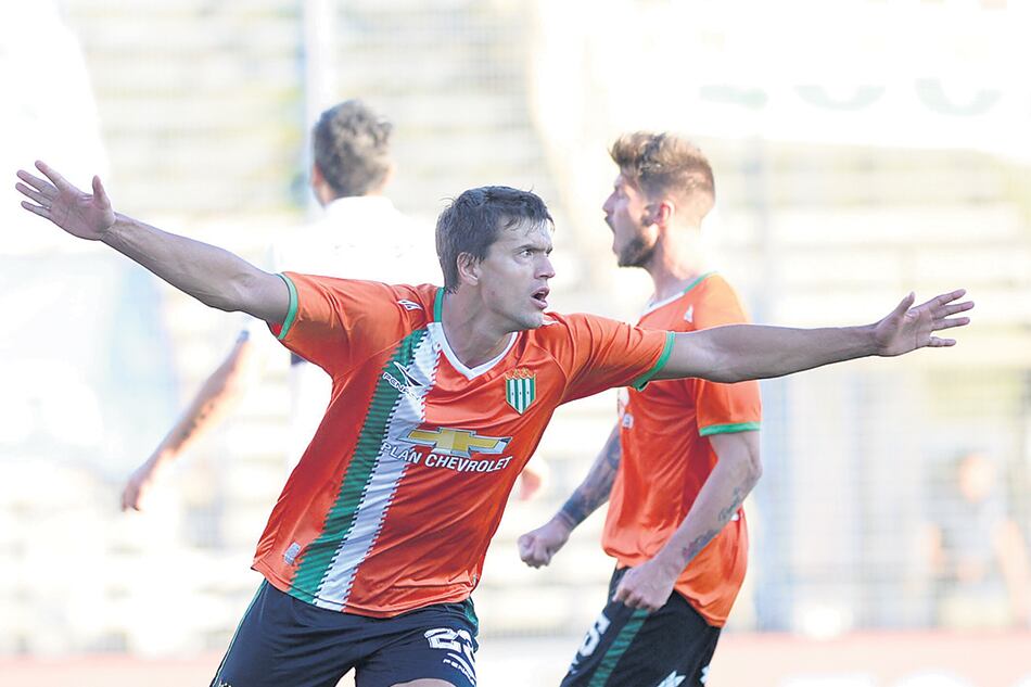 Renato Civelli festeja el primero de Banfield en La Plata.