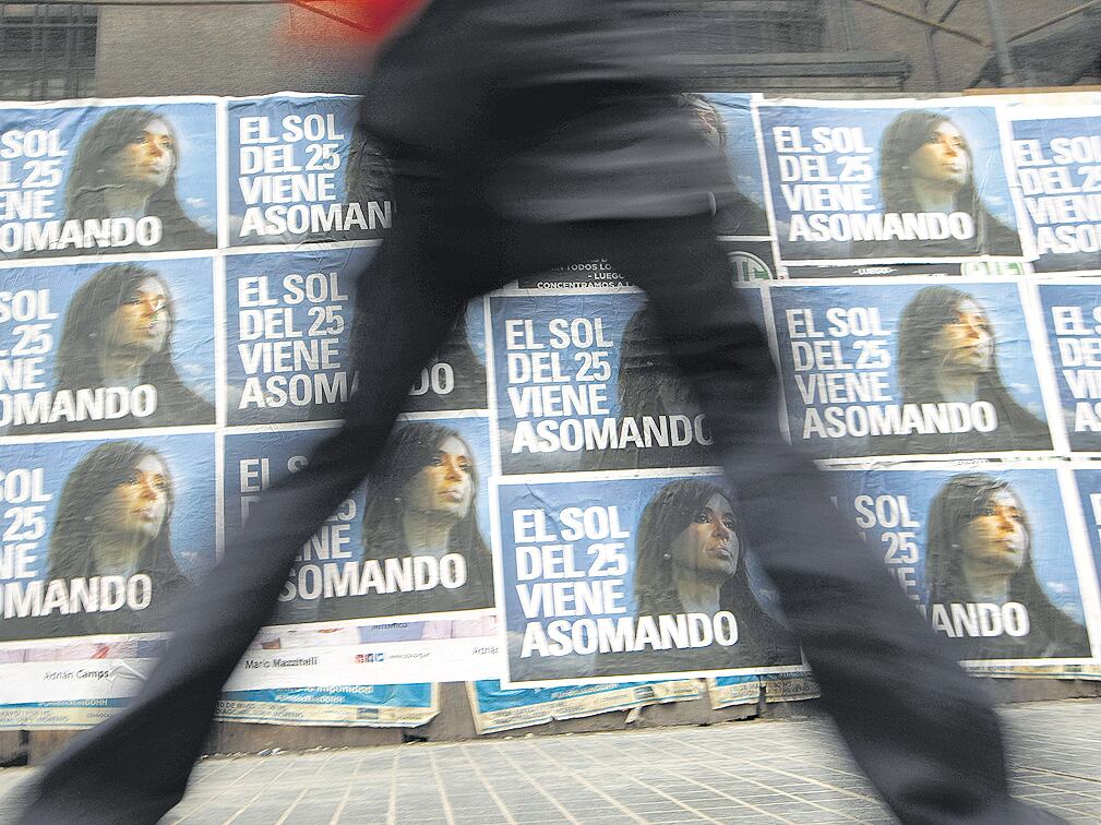 Los afiches que ayer aparecieron en la ciudad de Buenos Aires anticipando una posible candidatura.