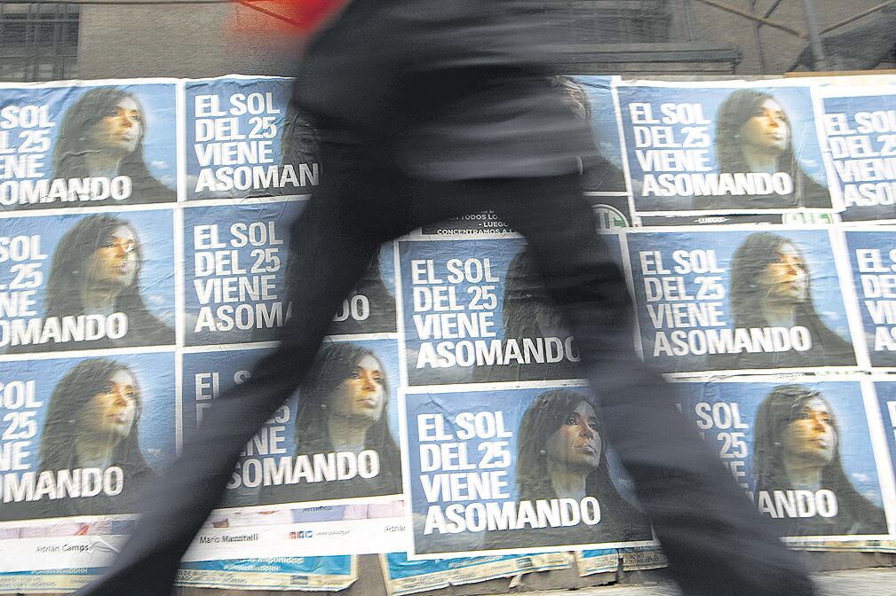 Los afiches que ayer aparecieron en la ciudad de Buenos Aires anticipando una posible candidatura.