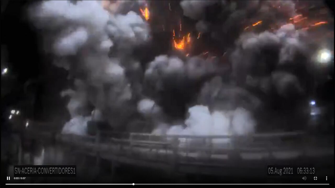 El video de la violenta explosión en la planta de Siderar se viralizó en las redes sociales.
