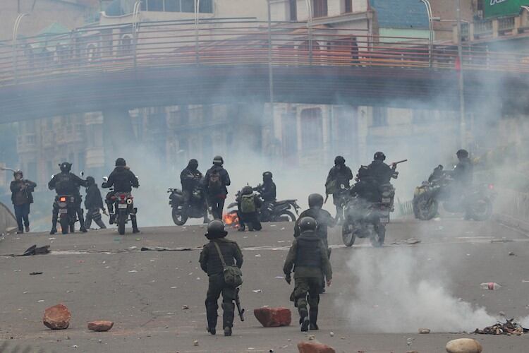 Las fuerzas de seguridad reprimen en Bolivia desde la consumación del golpe.