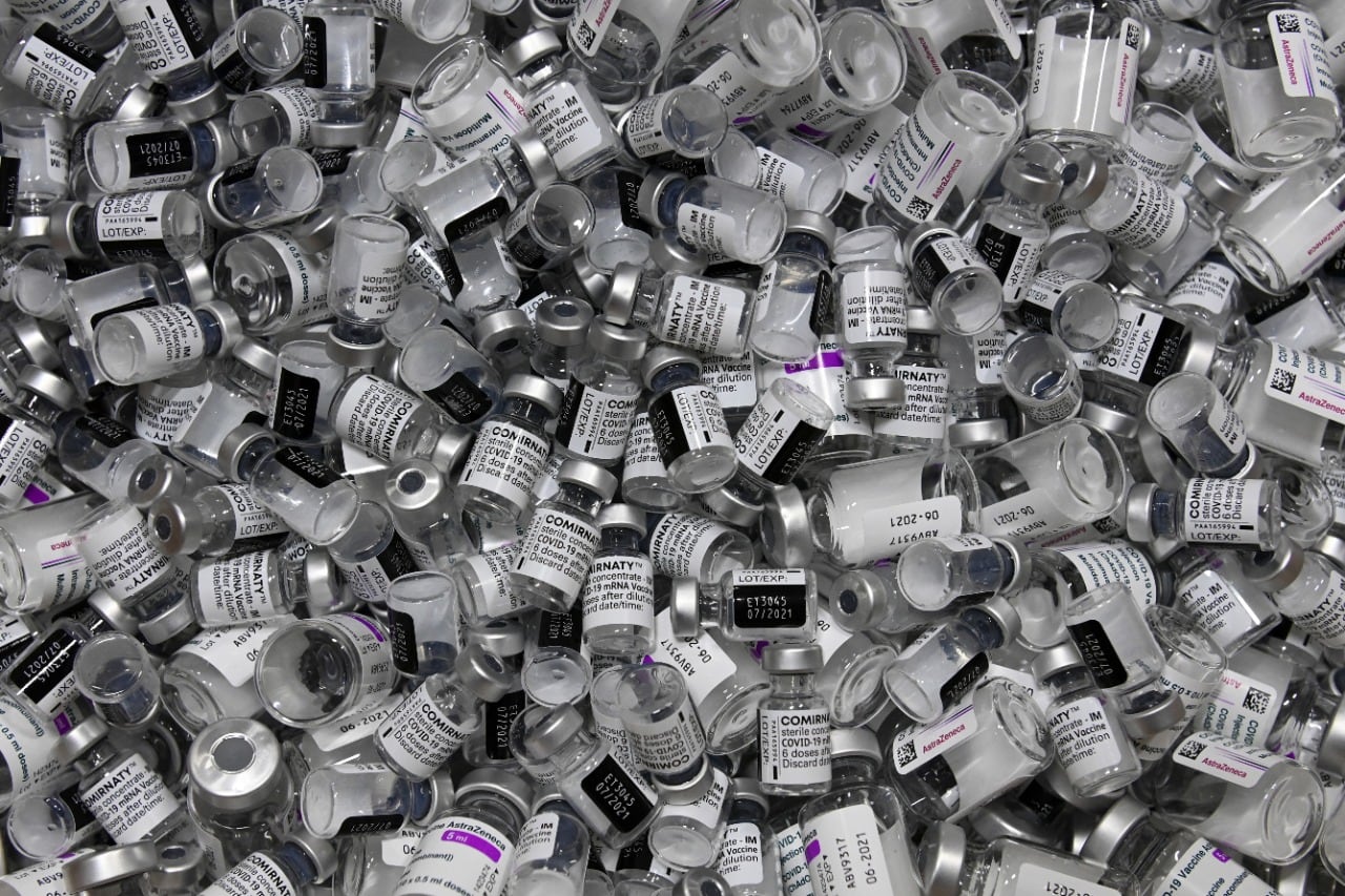 Los países con capacidad de producción de vacunas reclaman levantar las restricciones.