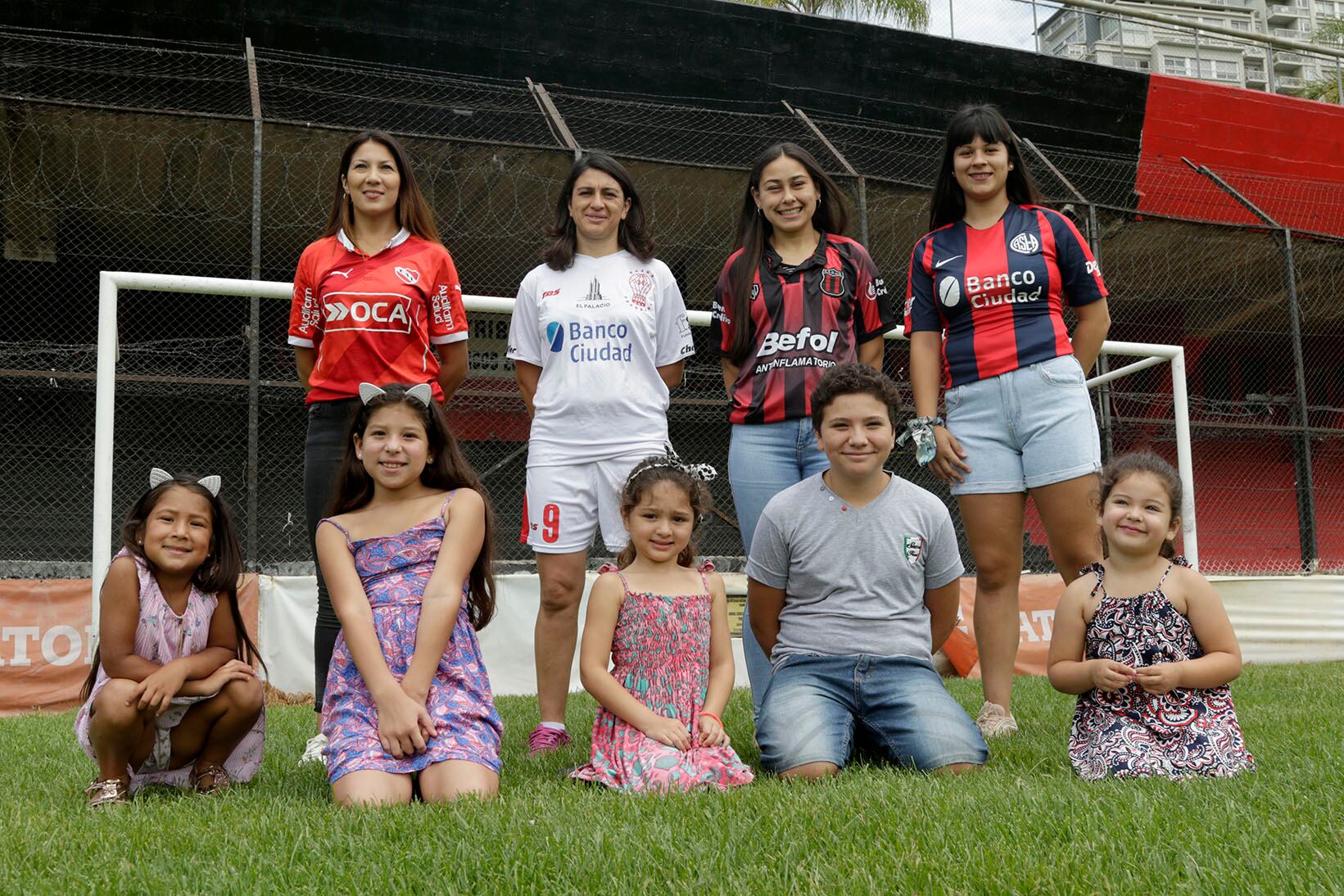Las jugadoras con sus hijos en la cancha de Defensores.