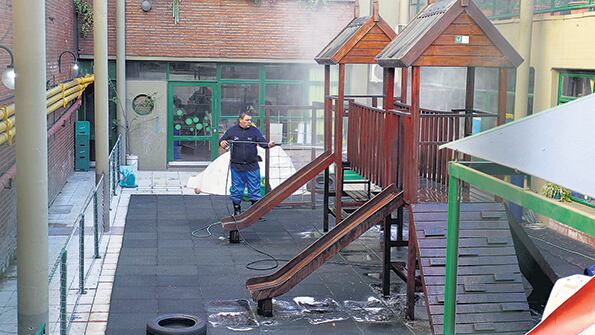 La Ciudad encaró tareas de limpieza y desinfección de la escuela de Caballito afectada.