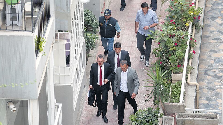 El pastor Brunson (abajo, izq.) es escoltado a su casa después de ser liberado por un tribunal en Aliaga.