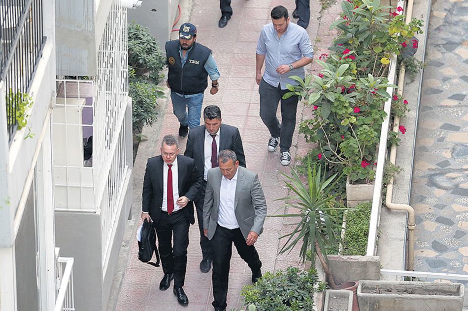 El pastor Brunson (abajo, izq.) es escoltado a su casa después de ser liberado por un tribunal en Aliaga.