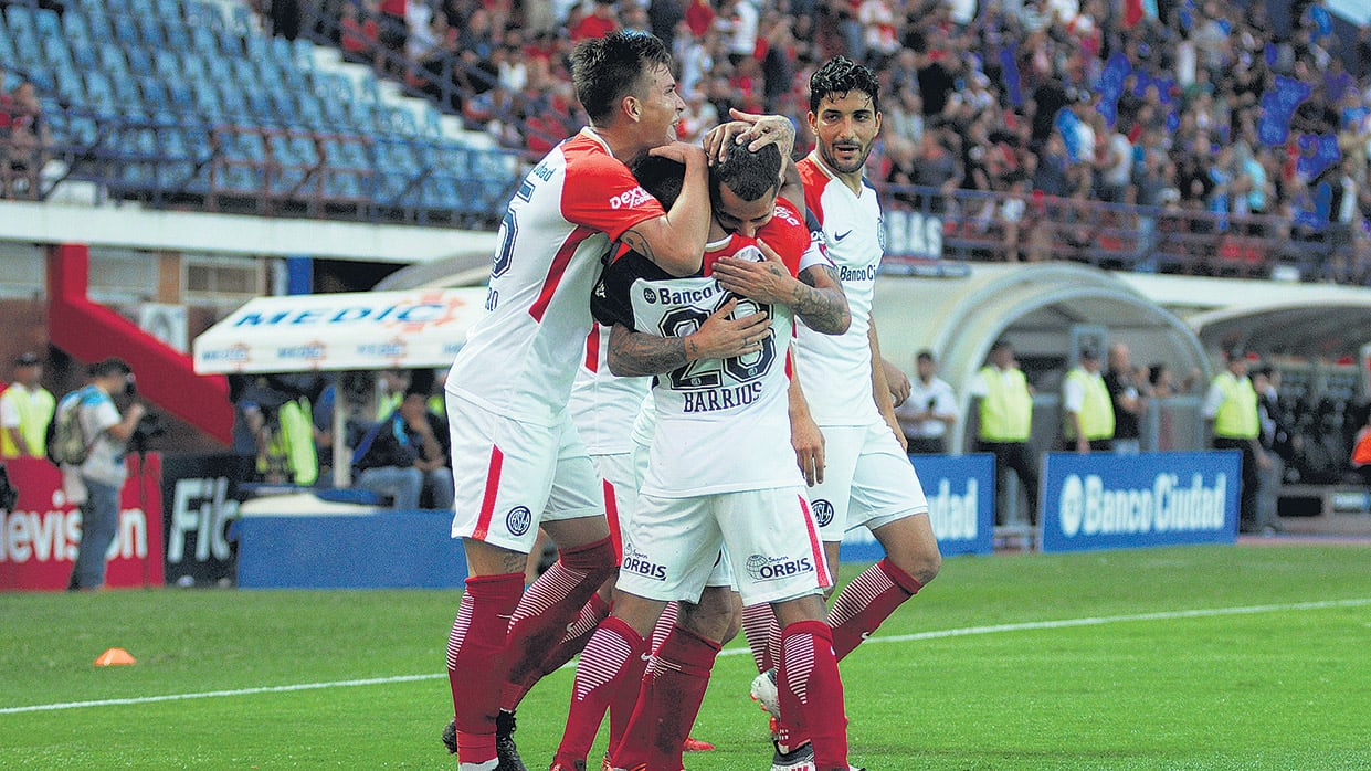 Todos los saludos para Barrios, que abrió el camino a la victoria con un potente remate.