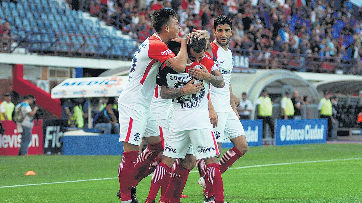 Todos los saludos para Barrios, que abrió el camino a la victoria con un potente remate.