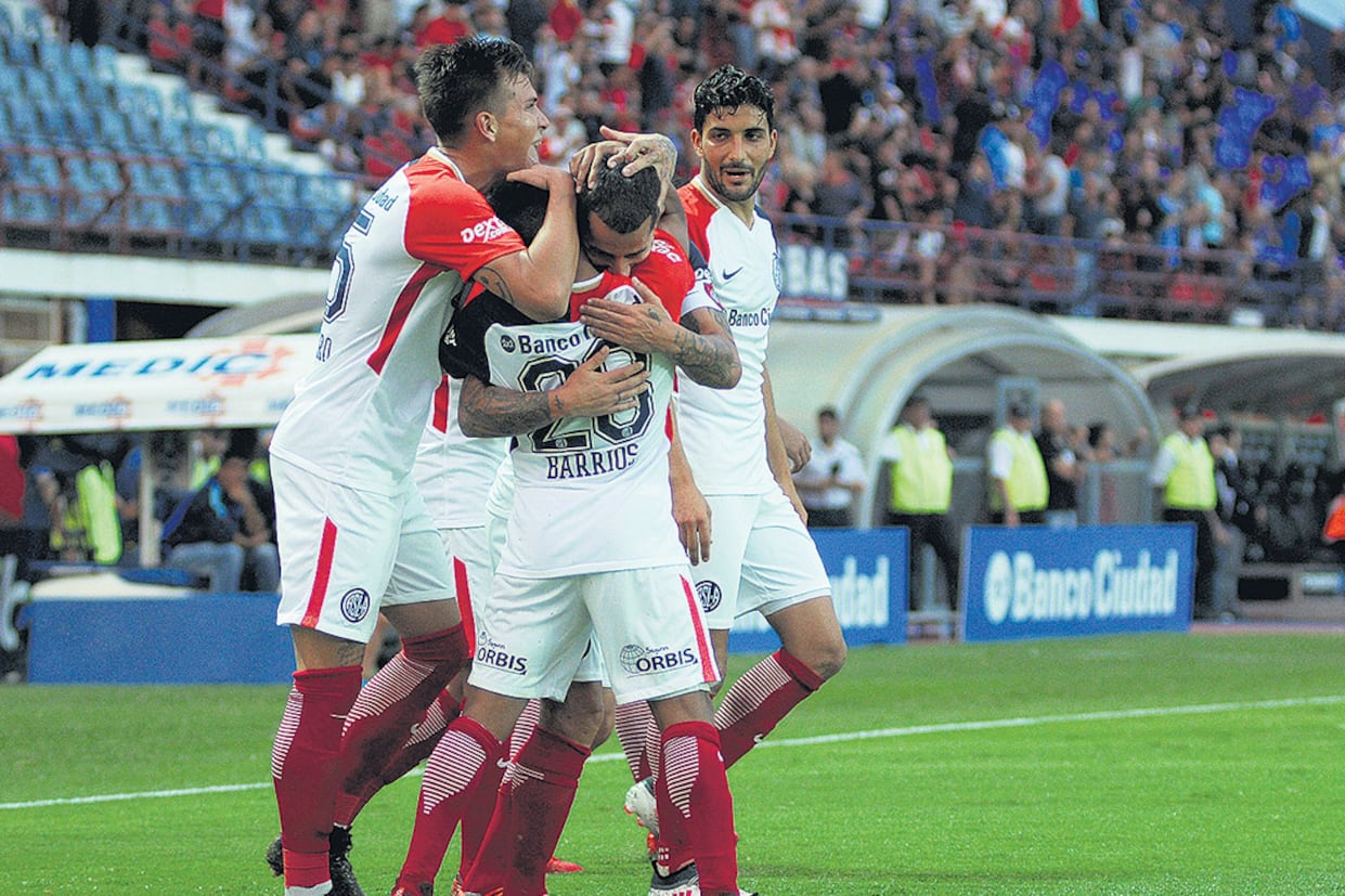 Todos los saludos para Barrios, que abrió el camino a la victoria con un potente remate.