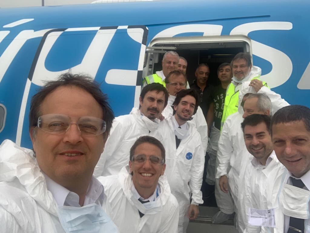 Pilotos y técnicos del vuelo de Aerolíneas Argentinas en el aeropuerto de Shangai.
