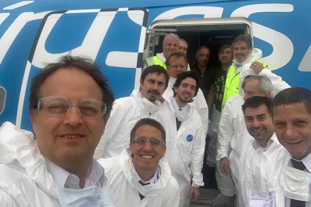 Pilotos y técnicos del vuelo de Aerolíneas Argentinas en el aeropuerto de Shangai.