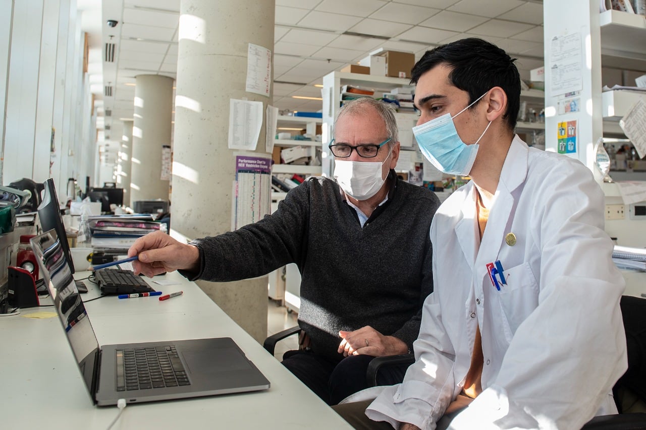 El investigador Alberto Kornblihht y Luciano Marasco, integrante de su equipo, durante la investigación.