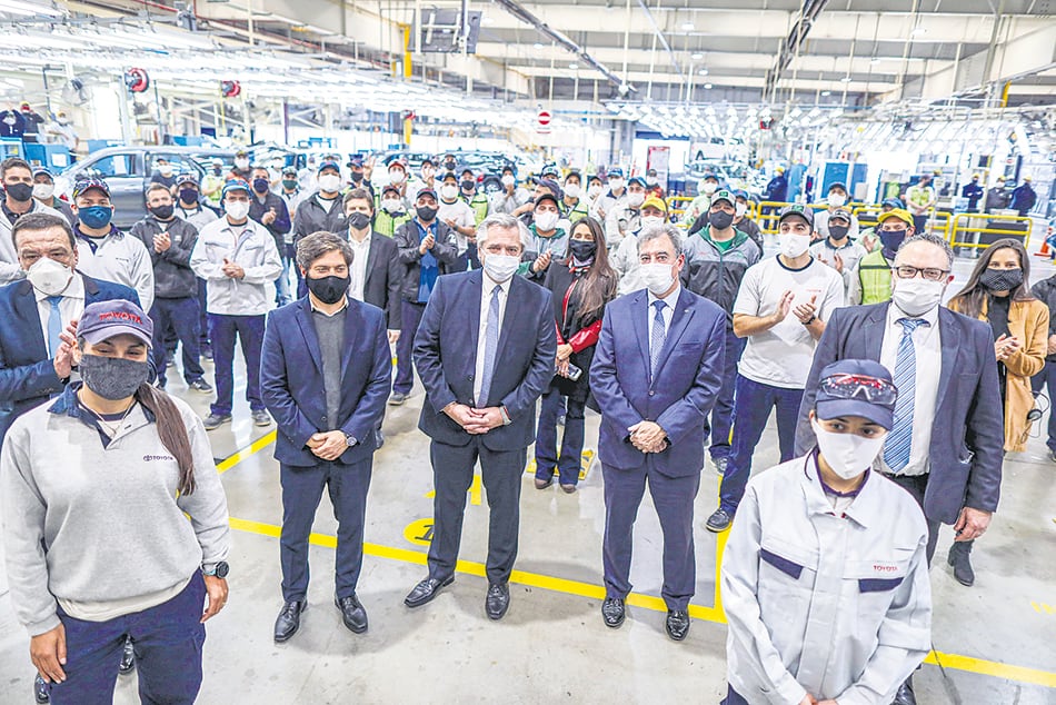 Alberto Fernández y Axel Kicillof en la planta de Toyota, en Zárate.