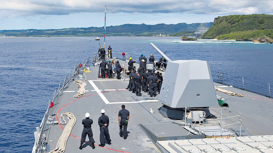 Marineros estadounidenses a bordo del destructor portamisiles USS Sterett en Guam.