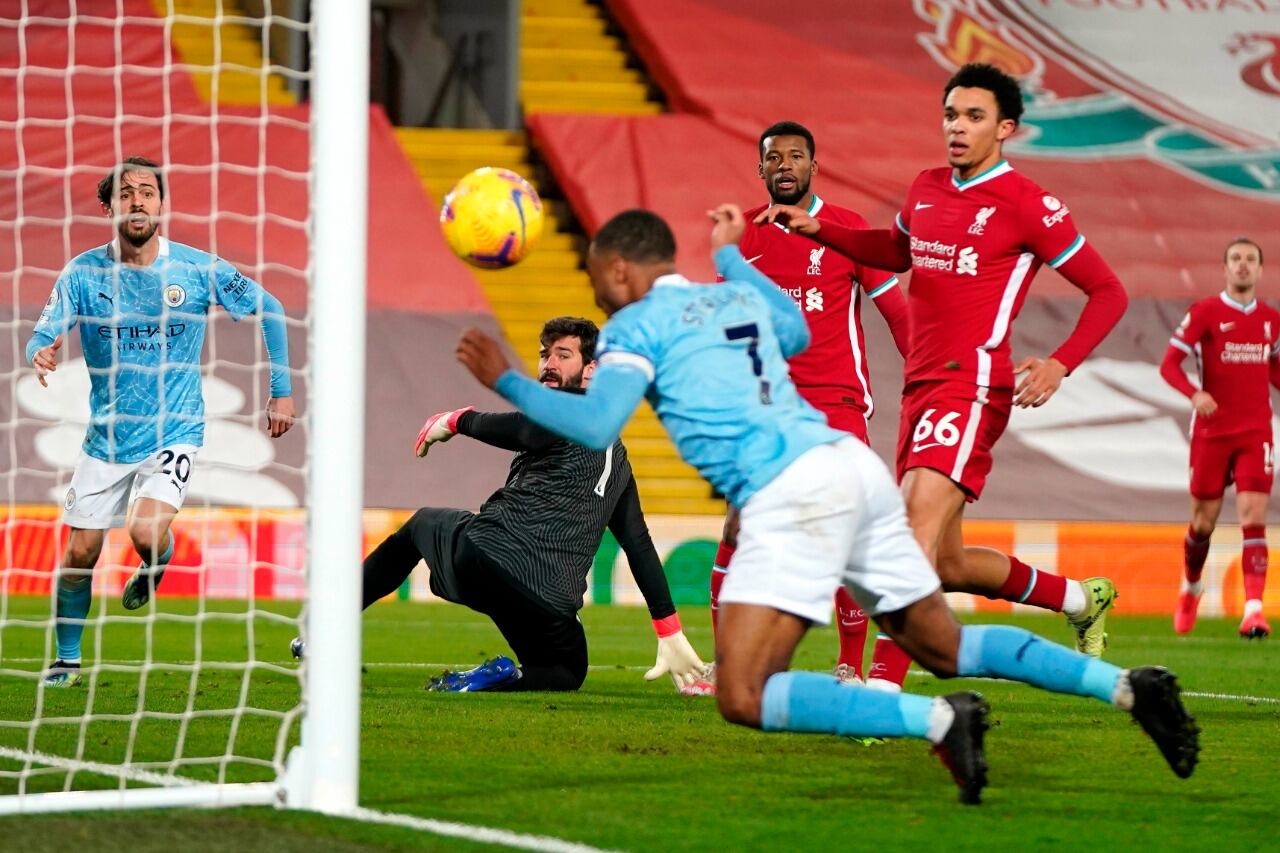 Sterling anota el tercero del City, que superó claramente al equipo de Klopp.