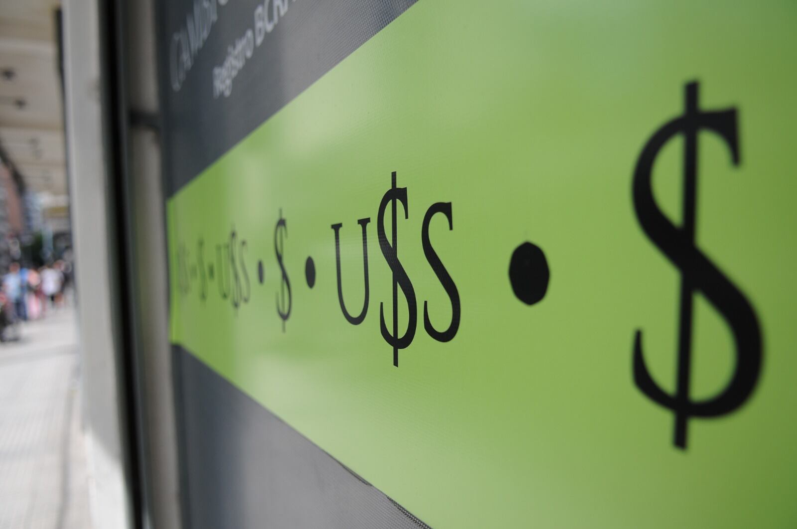 El dólar blue retrocedió a 491 pesos por unidad.