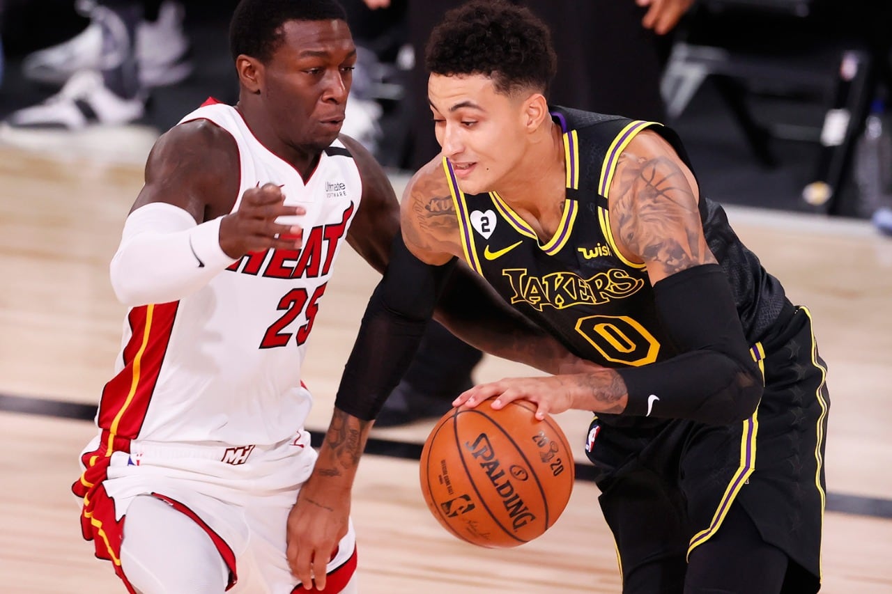 El reserva de los Lakers Kyle Kuzma encara ante el novato Kendrick Nunn.