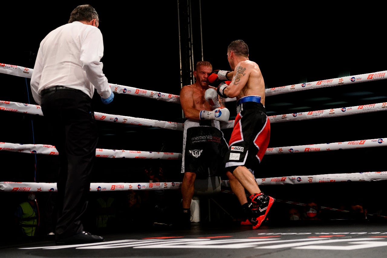 Maravilla castiga al español Fandiño contra las cuerdas.