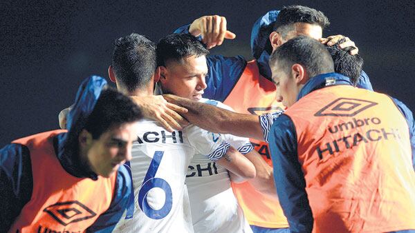 Todo Vélez saluda a Mauro Zárate, el goleador de la tarde.