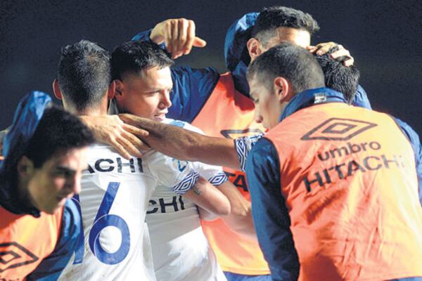 Todo Vélez saluda a Mauro Zárate, el goleador de la tarde.