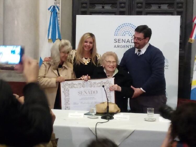 Rosa Roisinblit sonríe junto a la distinción que reconoce su trayectoria. 