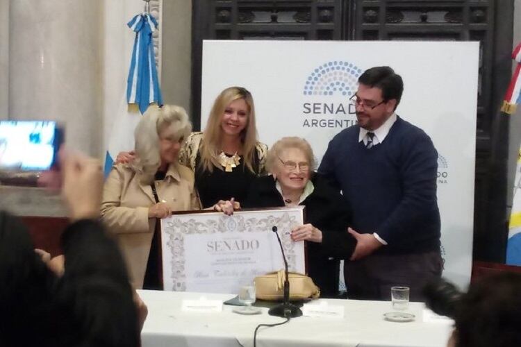 Rosa Roisinblit sonríe junto a la distinción que reconoce su trayectoria.