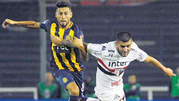 El esfuerzo de Carrizo ante su marcador. El volante fue expulsado.