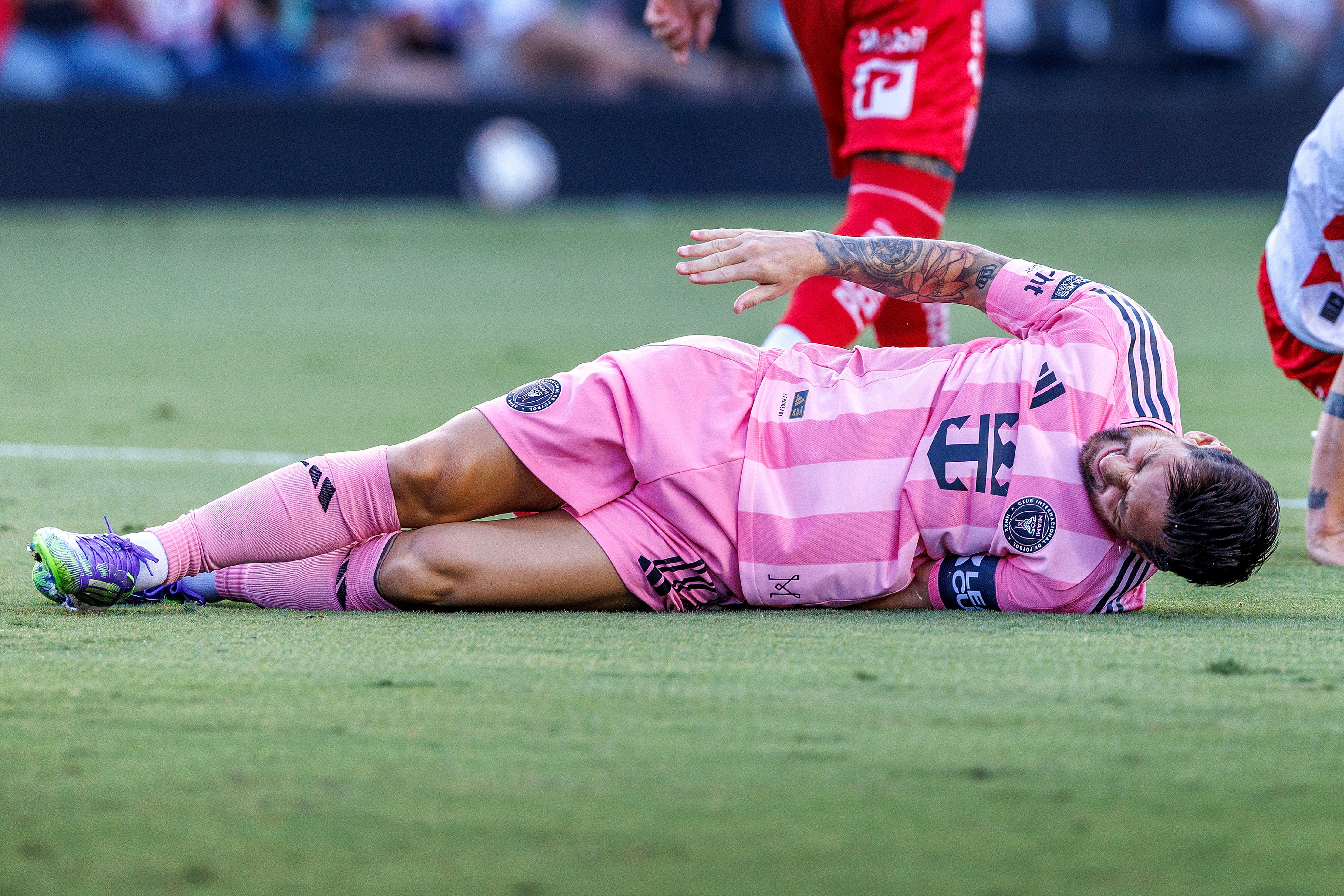 Lionel Messi, duro y dolorido en el piso.
